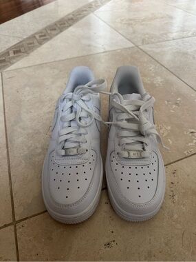 White Athletic Sneakers - Classic Low-Top